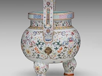 A chinese famille rose ‘buddhist emblem’ tripod censer, with a qianlong mark, total h 27 cm - afbeelding 4 van  7