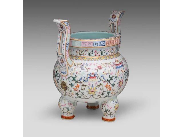 A chinese famille rose ‘buddhist emblem’ tripod censer, with a qianlong mark, total h 27 cm - afbeelding 5 van  7