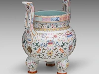 A chinese famille rose ‘buddhist emblem’ tripod censer, with a qianlong mark, total h 27 cm - afbeelding 5 van  7
