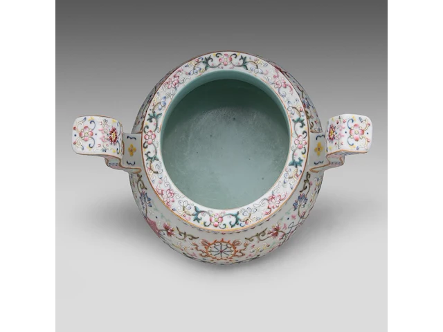 A chinese famille rose ‘buddhist emblem’ tripod censer, with a qianlong mark, total h 27 cm - afbeelding 6 van  7