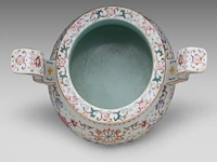 A chinese famille rose ‘buddhist emblem’ tripod censer, with a qianlong mark, total h 27 cm - afbeelding 6 van  7