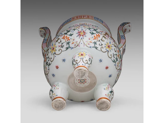A chinese famille rose ‘buddhist emblem’ tripod censer, with a qianlong mark, total h 27 cm - afbeelding 7 van  7