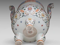 A chinese famille rose ‘buddhist emblem’ tripod censer, with a qianlong mark, total h 27 cm - afbeelding 7 van  7