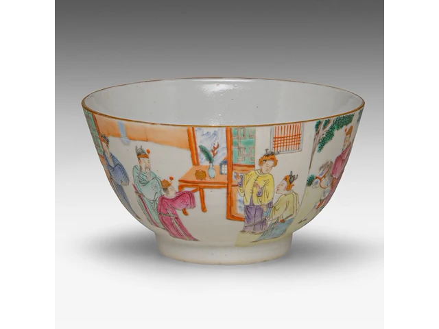 A chinese famille rose 'dignitaries in a chamber' bowl, incl. inscriptions, with a jiaqing mark, ø 11,4 - h 6,3 cm - afbeelding 1 van  6