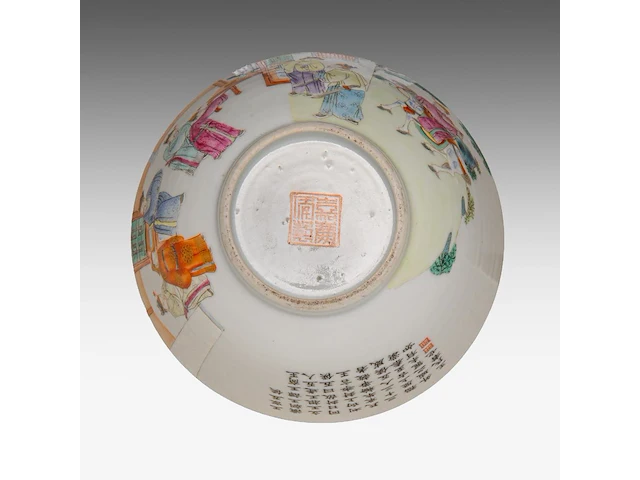 A chinese famille rose 'dignitaries in a chamber' bowl, incl. inscriptions, with a jiaqing mark, ø 11,4 - h 6,3 cm - afbeelding 5 van  6