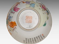 A chinese famille rose 'dignitaries in a chamber' bowl, incl. inscriptions, with a jiaqing mark, ø 11,4 - h 6,3 cm - afbeelding 5 van  6