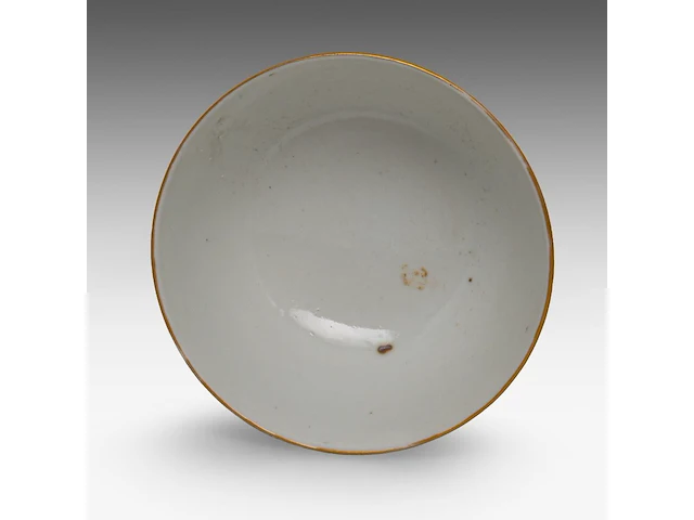 A chinese famille rose 'dignitaries in a chamber' bowl, incl. inscriptions, with a jiaqing mark, ø 11,4 - h 6,3 cm - afbeelding 6 van  6