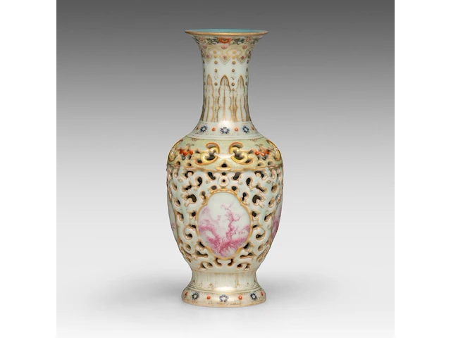 A chinese famille rose double-walled vase, open work with stylised dragon pattern, with a qianlong mark, h 23,5 cm - afbeelding 1 van  6