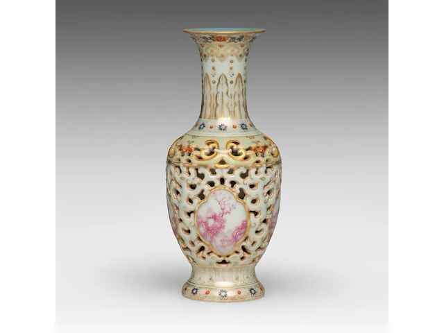 A chinese famille rose double-walled vase, open work with stylised dragon pattern, with a qianlong mark, h 23,5 cm - afbeelding 2 van  6