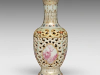 A chinese famille rose double-walled vase, open work with stylised dragon pattern, with a qianlong mark, h 23,5 cm - afbeelding 2 van  6