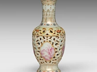 A chinese famille rose double-walled vase, open work with stylised dragon pattern, with a qianlong mark, h 23,5 cm - afbeelding 3 van  6