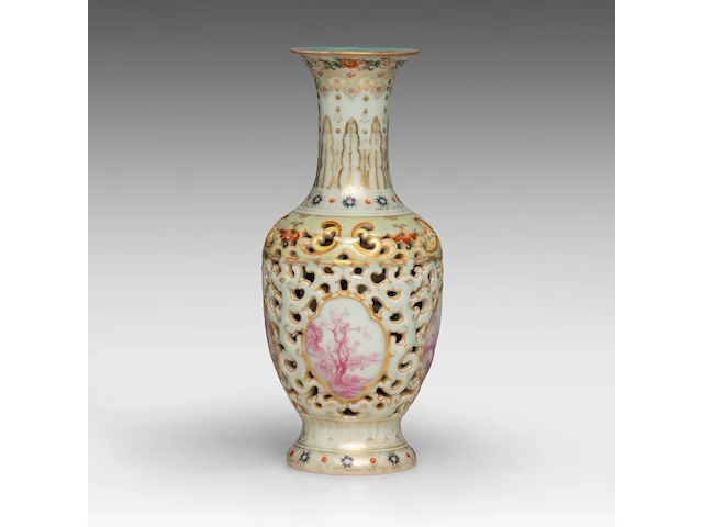 A chinese famille rose double-walled vase, open work with stylised dragon pattern, with a qianlong mark, h 23,5 cm - afbeelding 4 van  6