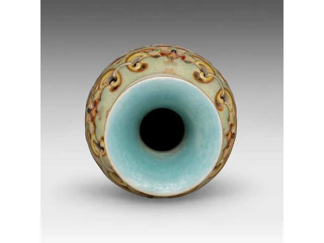A chinese famille rose double-walled vase, open work with stylised dragon pattern, with a qianlong mark, h 23,5 cm - afbeelding 5 van  6
