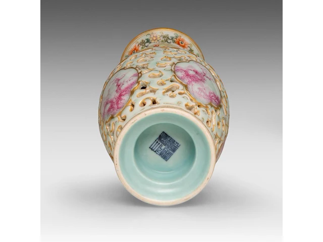A chinese famille rose double-walled vase, open work with stylised dragon pattern, with a qianlong mark, h 23,5 cm - afbeelding 6 van  6