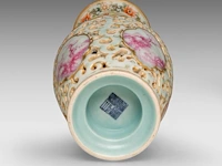 A chinese famille rose double-walled vase, open work with stylised dragon pattern, with a qianlong mark, h 23,5 cm - afbeelding 6 van  6