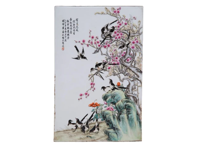 A chinese famille rose enamelled 'magpies and prunus' plaque, signature reading bi botao, 25,5 x 39 cm - afbeelding 1 van  4