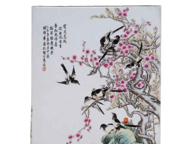 A chinese famille rose enamelled 'magpies and prunus' plaque, signature reading bi botao, 25,5 x 39 cm - afbeelding 3 van  4