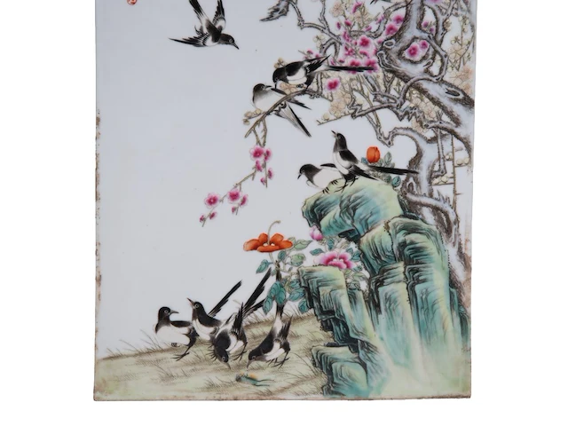 A chinese famille rose enamelled 'magpies and prunus' plaque, signature reading bi botao, 25,5 x 39 cm - afbeelding 4 van  4