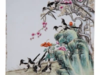 A chinese famille rose enamelled 'magpies and prunus' plaque, signature reading bi botao, 25,5 x 39 cm - afbeelding 4 van  4
