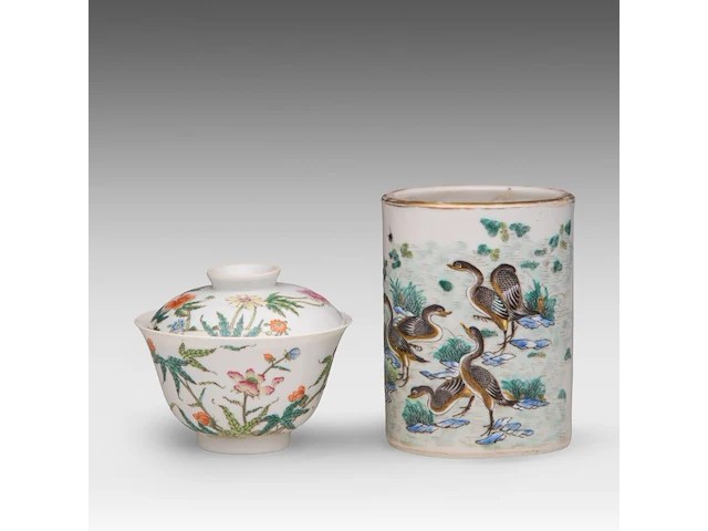 A chinese famille rose 'flower garden' gaiwan lidded tea bowl - and a 'geese' brush pot, both marked daoguang mark, h 9,6 - 13 cm - afbeelding 1 van  7
