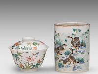 A chinese famille rose 'flower garden' gaiwan lidded tea bowl - and a 'geese' brush pot, both marked daoguang mark, h 9,6 - 13 cm