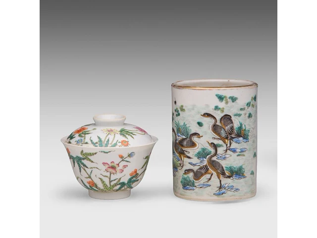A chinese famille rose 'flower garden' gaiwan lidded tea bowl - and a 'geese' brush pot, both marked daoguang mark, h 9,6 - 13 cm - afbeelding 2 van  7