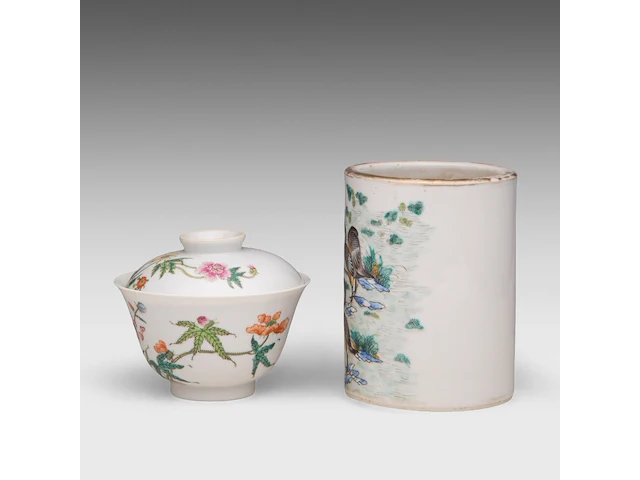 A chinese famille rose 'flower garden' gaiwan lidded tea bowl - and a 'geese' brush pot, both marked daoguang mark, h 9,6 - 13 cm - afbeelding 3 van  7