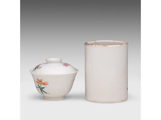 A chinese famille rose 'flower garden' gaiwan lidded tea bowl - and a 'geese' brush pot, both marked daoguang mark, h 9,6 - 13 cm - afbeelding 4 van  7