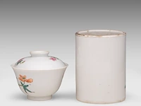 A chinese famille rose 'flower garden' gaiwan lidded tea bowl - and a 'geese' brush pot, both marked daoguang mark, h 9,6 - 13 cm - afbeelding 4 van  7