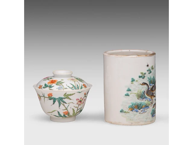 A chinese famille rose 'flower garden' gaiwan lidded tea bowl - and a 'geese' brush pot, both marked daoguang mark, h 9,6 - 13 cm - afbeelding 5 van  7