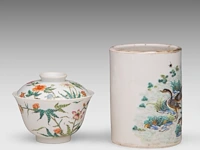 A chinese famille rose 'flower garden' gaiwan lidded tea bowl - and a 'geese' brush pot, both marked daoguang mark, h 9,6 - 13 cm - afbeelding 5 van  7