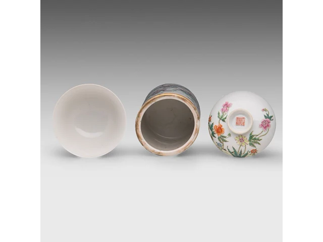 A chinese famille rose 'flower garden' gaiwan lidded tea bowl - and a 'geese' brush pot, both marked daoguang mark, h 9,6 - 13 cm - afbeelding 6 van  7