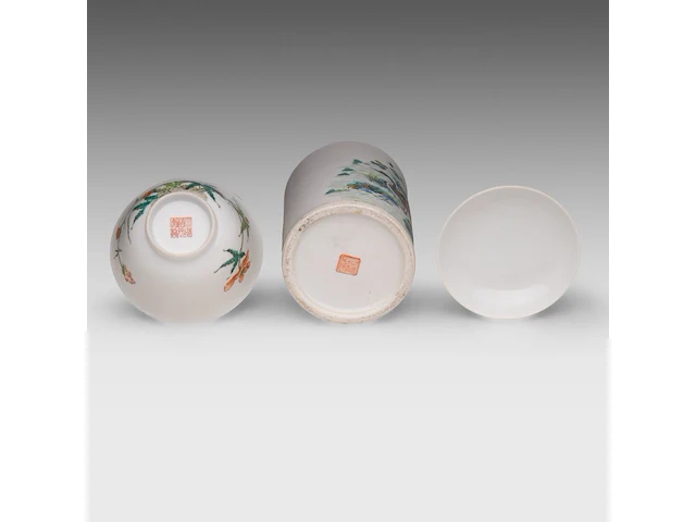 A chinese famille rose 'flower garden' gaiwan lidded tea bowl - and a 'geese' brush pot, both marked daoguang mark, h 9,6 - 13 cm - afbeelding 7 van  7