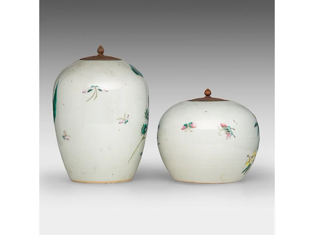 A chinese famille rose 'fu lu shou xing' and a 'grasshopper in a flower garden' ginger jar, late qing, total h 21,3 - 31,2 cm - afbeelding 4 van  7