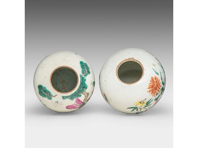 A chinese famille rose 'fu lu shou xing' and a 'grasshopper in a flower garden' ginger jar, late qing, total h 21,3 - 31,2 cm - afbeelding 6 van  7