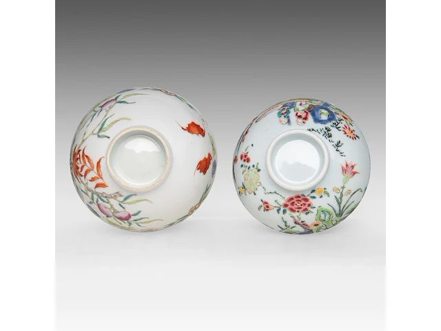 A chinese famille rose 'grapevine' cup, with a qianlong mark, 19thc, h 6 cm - an assembled gaiwan lidded tea bowl, a 18thc lid and a 19thc 'peach' tea bowl, total h 7 - ø 9,5 cm - afbeelding 2 van  14
