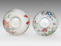 A chinese famille rose 'grapevine' cup, with a qianlong mark, 19thc, h 6 cm - an assembled gaiwan lidded tea bowl, a 18thc lid and a 19thc 'peach' tea bowl, total h 7 - ø 9,5 cm - afbeelding 2 van  14