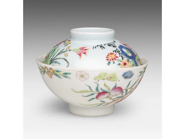 A chinese famille rose 'grapevine' cup, with a qianlong mark, 19thc, h 6 cm - an assembled gaiwan lidded tea bowl, a 18thc lid and a 19thc 'peach' tea bowl, total h 7 - ø 9,5 cm - afbeelding 3 van  14