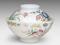 A chinese famille rose 'grapevine' cup, with a qianlong mark, 19thc, h 6 cm - an assembled gaiwan lidded tea bowl, a 18thc lid and a 19thc 'peach' tea bowl, total h 7 - ø 9,5 cm - afbeelding 3 van  14
