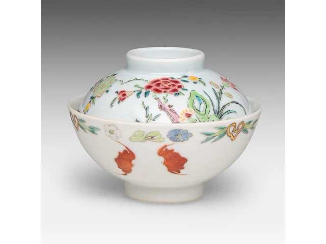 A chinese famille rose 'grapevine' cup, with a qianlong mark, 19thc, h 6 cm - an assembled gaiwan lidded tea bowl, a 18thc lid and a 19thc 'peach' tea bowl, total h 7 - ø 9,5 cm - afbeelding 4 van  14