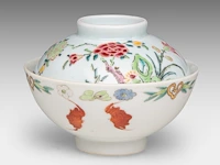 A chinese famille rose 'grapevine' cup, with a qianlong mark, 19thc, h 6 cm - an assembled gaiwan lidded tea bowl, a 18thc lid and a 19thc 'peach' tea bowl, total h 7 - ø 9,5 cm - afbeelding 4 van  14
