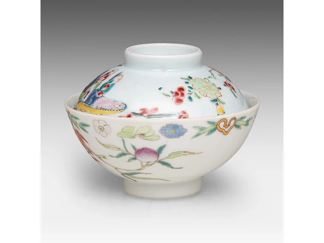 A chinese famille rose 'grapevine' cup, with a qianlong mark, 19thc, h 6 cm - an assembled gaiwan lidded tea bowl, a 18thc lid and a 19thc 'peach' tea bowl, total h 7 - ø 9,5 cm - afbeelding 5 van  14