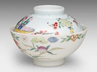 A chinese famille rose 'grapevine' cup, with a qianlong mark, 19thc, h 6 cm - an assembled gaiwan lidded tea bowl, a 18thc lid and a 19thc 'peach' tea bowl, total h 7 - ø 9,5 cm - afbeelding 5 van  14