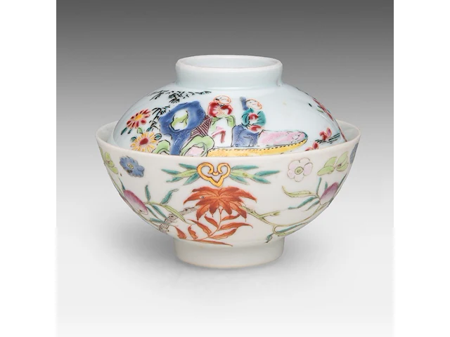 A chinese famille rose 'grapevine' cup, with a qianlong mark, 19thc, h 6 cm - an assembled gaiwan lidded tea bowl, a 18thc lid and a 19thc 'peach' tea bowl, total h 7 - ø 9,5 cm - afbeelding 6 van  14