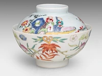 A chinese famille rose 'grapevine' cup, with a qianlong mark, 19thc, h 6 cm - an assembled gaiwan lidded tea bowl, a 18thc lid and a 19thc 'peach' tea bowl, total h 7 - ø 9,5 cm - afbeelding 6 van  14
