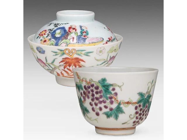 A chinese famille rose 'grapevine' cup, with a qianlong mark, 19thc, h 6 cm - an assembled gaiwan lidded tea bowl, a 18thc lid and a 19thc 'peach' tea bowl, total h 7 - ø 9,5 cm - afbeelding 1 van  14