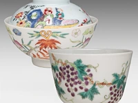 A chinese famille rose 'grapevine' cup, with a qianlong mark, 19thc, h 6 cm - an assembled gaiwan lidded tea bowl, a 18thc lid and a 19thc 'peach' tea bowl, total h 7 - ø 9,5 cm