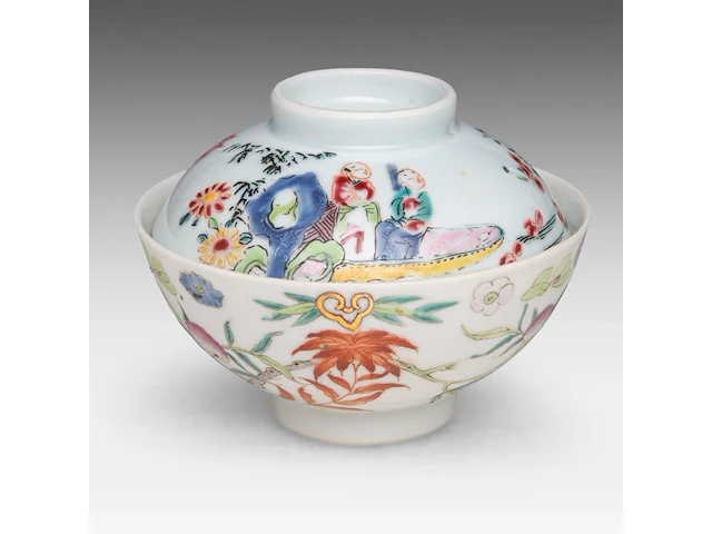 A chinese famille rose 'grapevine' cup, with a qianlong mark, 19thc, h 6 cm - an assembled gaiwan lidded tea bowl, a 18thc lid and a 19thc 'peach' tea bowl, total h 7 - ø 9,5 cm - afbeelding 7 van  14