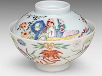 A chinese famille rose 'grapevine' cup, with a qianlong mark, 19thc, h 6 cm - an assembled gaiwan lidded tea bowl, a 18thc lid and a 19thc 'peach' tea bowl, total h 7 - ø 9,5 cm - afbeelding 7 van  14