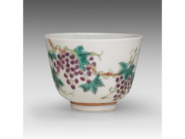A chinese famille rose 'grapevine' cup, with a qianlong mark, 19thc, h 6 cm - an assembled gaiwan lidded tea bowl, a 18thc lid and a 19thc 'peach' tea bowl, total h 7 - ø 9,5 cm - afbeelding 8 van  14